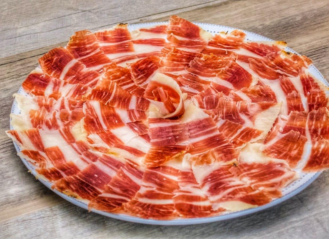 ¿Es cierto que el jamón ibérico es bueno para las dietas? 41 Merca2.es Jamón ibérico: el protagonista indiscutible en eventos especiales